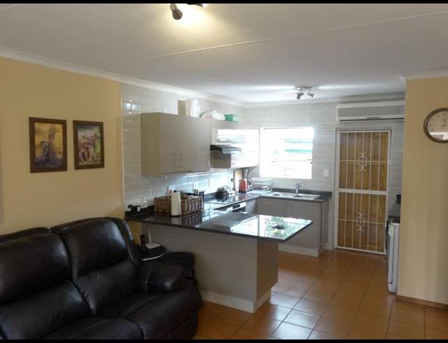 2 BEDROOM TOWNHOUSE FOR SALE IN DIE HOEWES